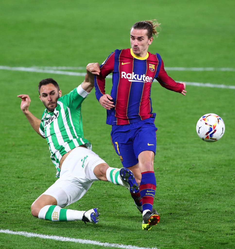 Gracias a los goles de Lionel Messi, autogol de Víctor Ruíz y gol de Trincao, el Barcelona vence 2-3 al Real Betis, empatan al Real Madrid con 43 unidades y se quedan con el segundo lugar de la tabla.