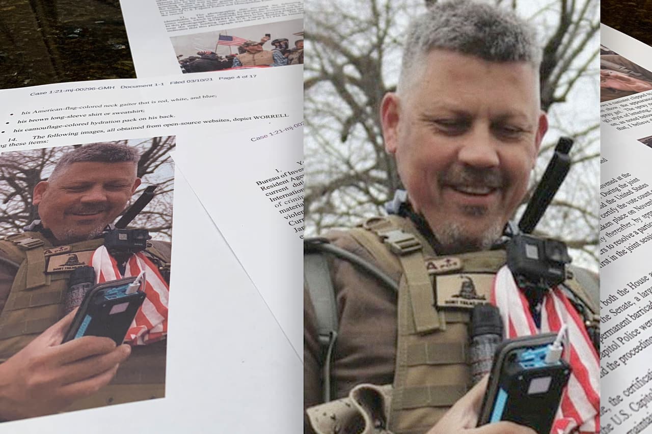 <b>Christopher Worrell</b>
<br>
<br>Este miembro del grupo extremista Proud Boys está acusado de atacar a la policía con gas pimienta. Estuvo bajo custodia federal hasta noviembre y ahora está bajo
<a href="https://www.naplesnews.com/story/news/2022/01/03/christopher-worrell-keeper-outraged-judges-orders-capitol-riot/9066487002/"><u>detención domiciliaria</u></a>, excepto para empleo, educación, servicios religiosos, tratamiento médico (citas aprobadas por la corte) y obligaciones ordenadas por el tribunal. Utiliza un brazalete localizador y está sujeto a arresto si viola alguna de las condiciones.
<br>