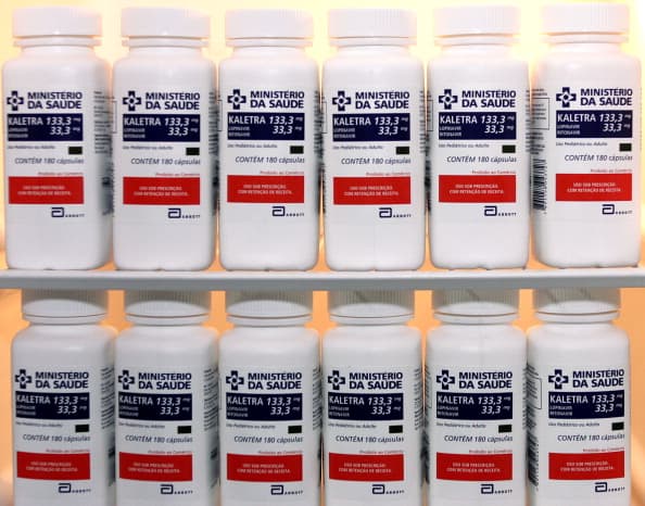 <b>Kaletra</b>. Combina dos antivirales que se usan para tratar el VIH: el lopinavir y el ritonavir. Sin embargo, un estudio hecho en 200 pacientes con enfermedad severa en China no encontró beneficios. De todas formas, sigue bajo investigación ya que podría ser efectivo bajo otras condiciones y dado a otros grupos de pacientes.