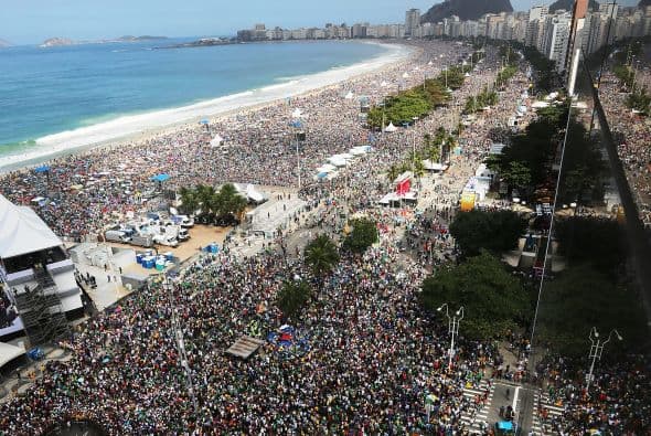 Acá una imagen de Copacaba a reventar ¿dónde está el Papa?