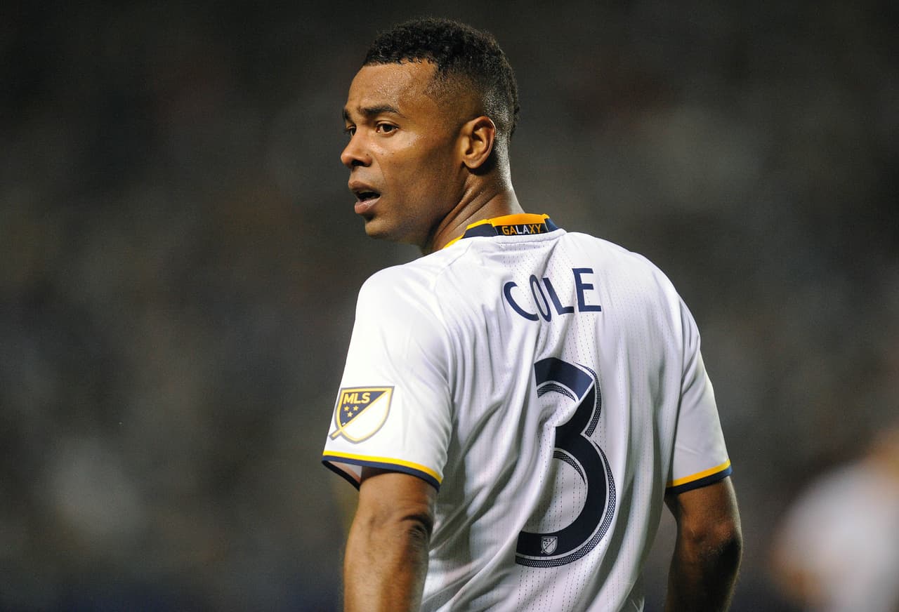 Comité Disciplinario de la MLS multa a Ashley Cole del LA Galaxy por quedarse en el campo tras una tarjeta roja