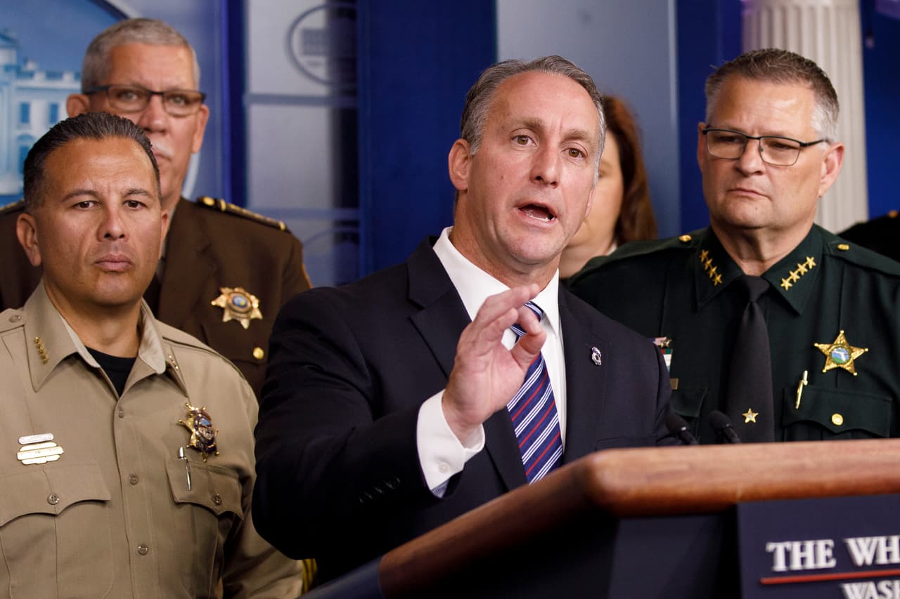 "Estamos arrestando a familias fugitivas", asegura el director interino de ICE al revelar las cifras de deportaciones de 2019