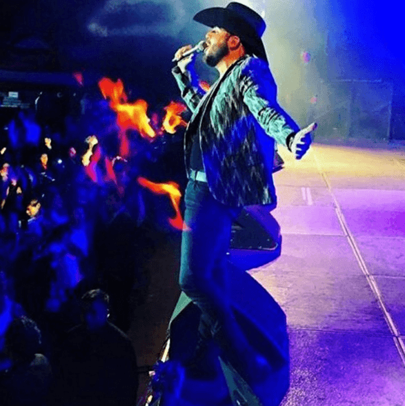 Lo cierto es que al cantante se le están complicando las cosas, pues además algunos grupos lo han acusado de promover los feminicidios.