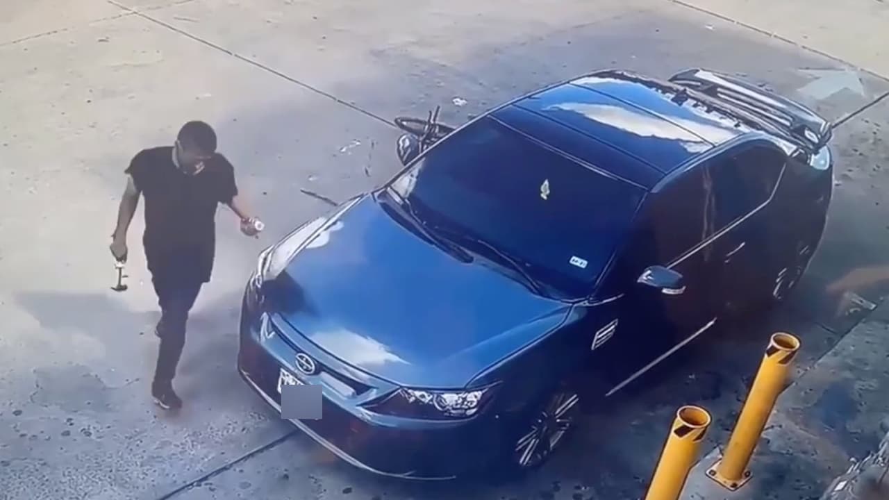 Buscan a sospechoso de golpear con un martillo a un auto y robárselo afuera de un restaurante