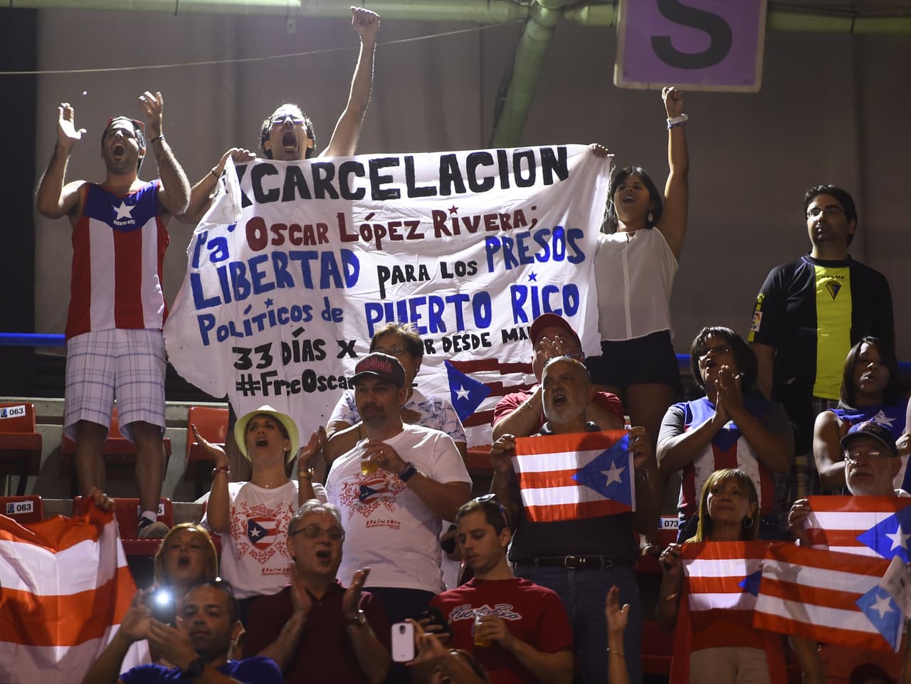 Un grupo de puertorriqueños sostiene una pancarta demandando la liberación de López Rivera durante un partido de la Copa Mundial de Baloncesto, celebrada en Sevilla en agosto de 2014.