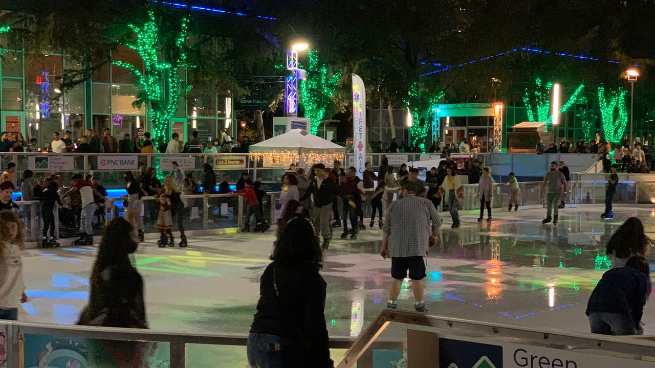 Los boletos para la pista de patinaje sobre hielo deben comprarse con anticipación en línea y ya están disponibles en la página de internet de
<a href="https://www.univision.com/local/houston-kxln/festejos-dia-de-los-muertos-discovery-green-houston-texas-fotos">Discovery Green. </a>
