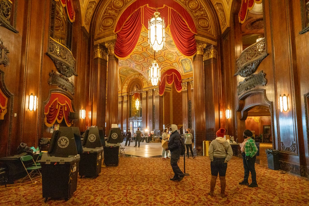 El King Theater de Nueva York se convirtió en uno de los centros de votación durante la histórica jornada, que registró un récord en participación.
<br>