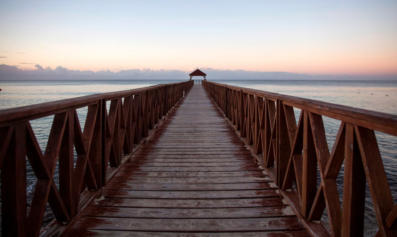 <b>Categoría 4: República Dominicana</b>
<br>El país, 
<a href="https://wwwnc.cdc.gov/travel/notices/covid-4/coronavirus-dominican-republic" target="_blank">que se sitúa en categoría 4</a>, ha reportado cerca de 302,000 casos y al menos 3,655 muertes. Una vista en Bayahibe, al este de República Dominicana.