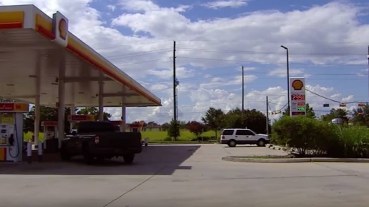 La joven, de 20 años, que viajaba en el asiento del pasajero recibió varios impactos de bala, antes de ser trasladada al hospital pudo llamar a su madre, dijo a 
<i>Univision 45</i> una amiga de la familia que pidió no ser identificada.