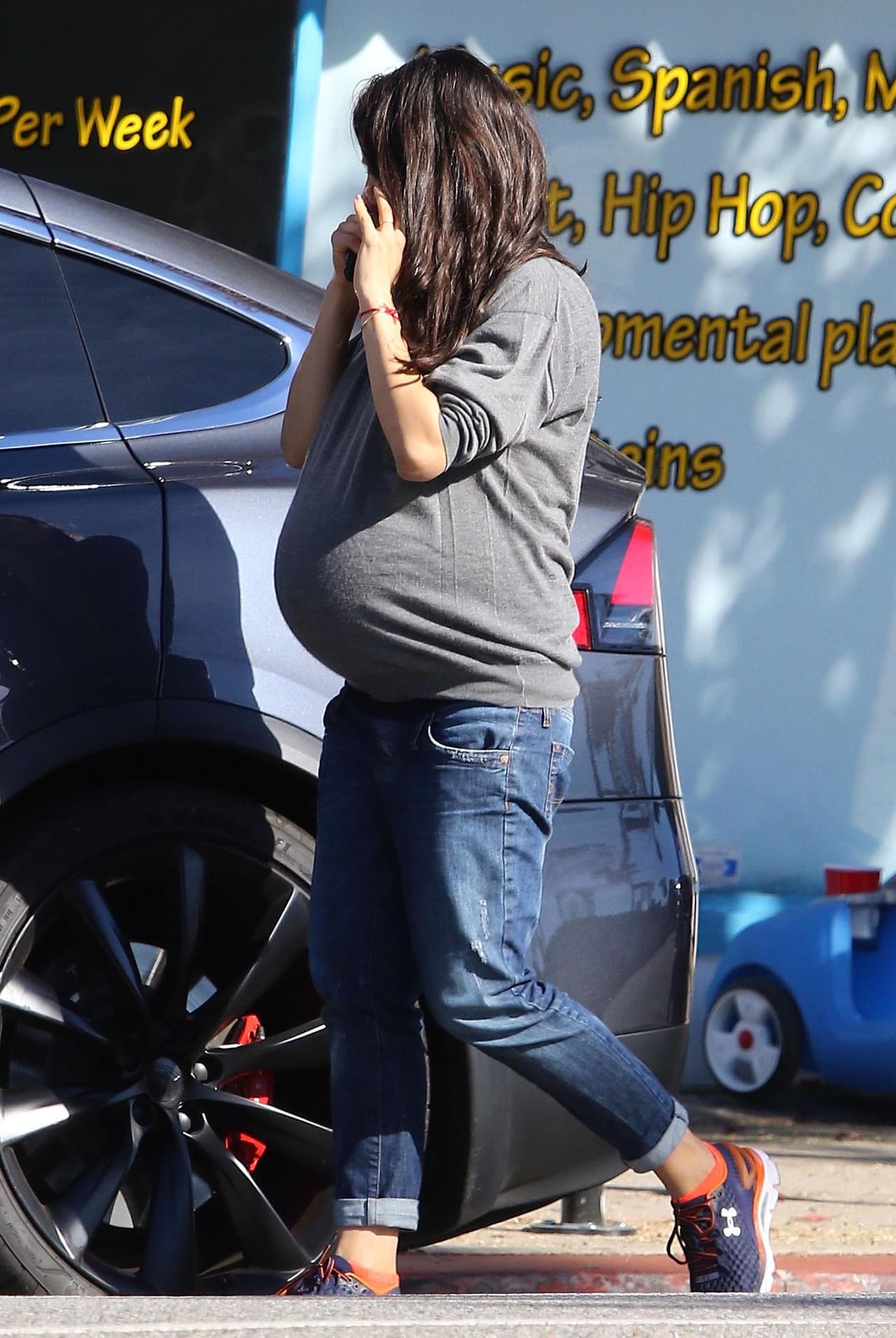 Mila completó su look con jeans y tennis.