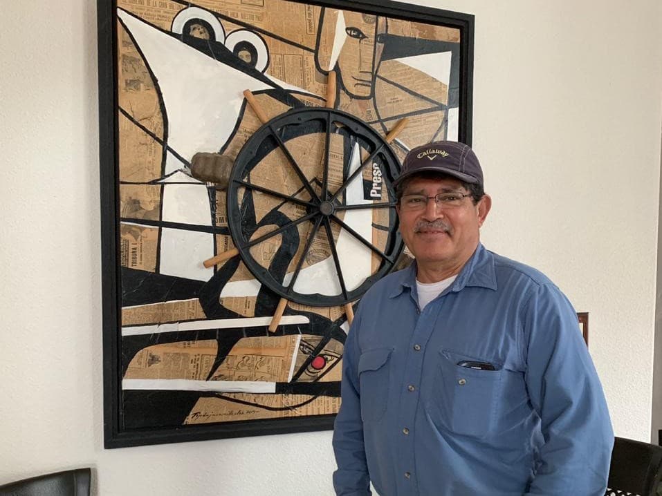 Francisco Tejeda con una de sus obras.