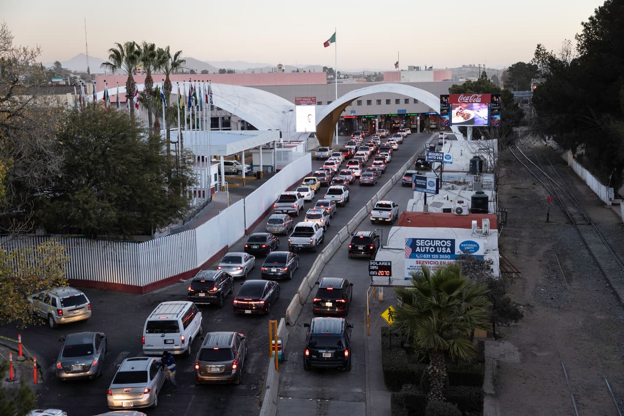 También se han visto
<b> largas filas de autos en el puerto de entrada de DeConcini</b>.