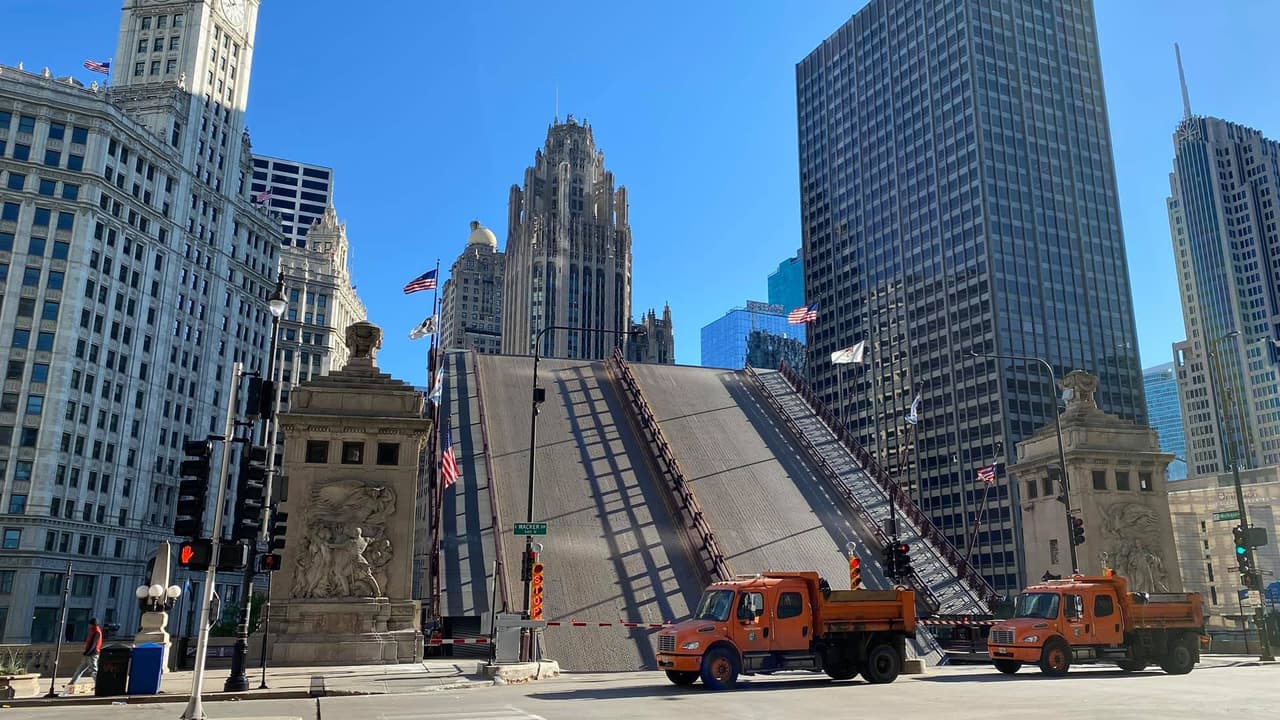 Los puentes levadizos del centro de Chicago permanecieron levantados como medida de precaución tras los hechos violentos que se presentaron en medio de las protestas por la muerte de George Floyd.