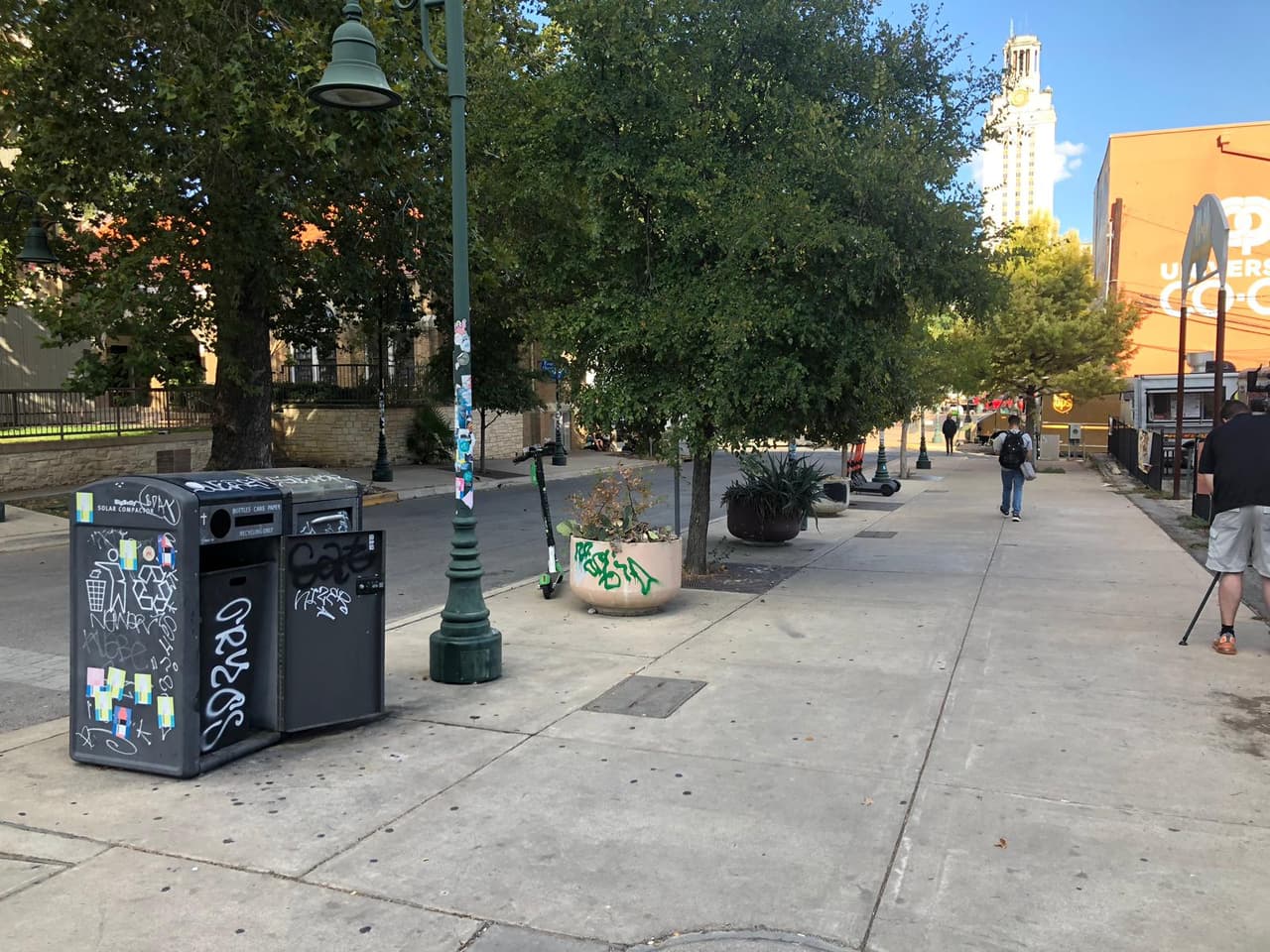 Autoridades buscan a sospechoso de apuñalar a un hombre cerca de la Universidad de Texas 