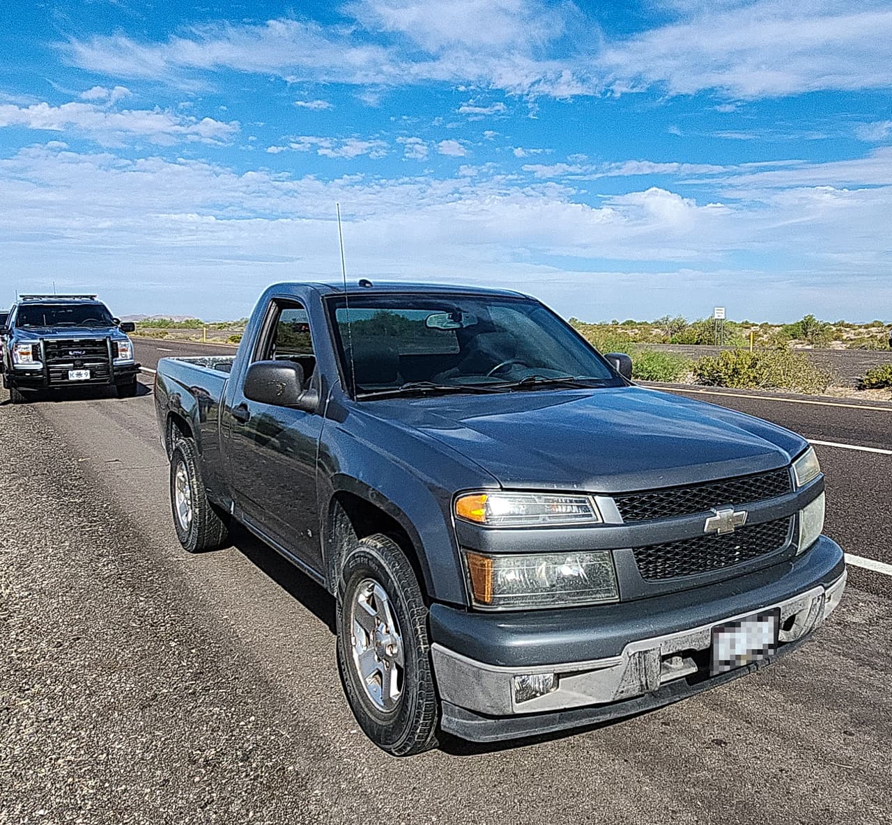 Un oficial del Departamento de Seguridad Pública de Arizona (AZDPS) detuvo al conductor de una camioneta Chevrolet por infracciones de no moverse en la Interestatal 8 en dirección este cerca de la milla 47, en Wellton, Arizona.