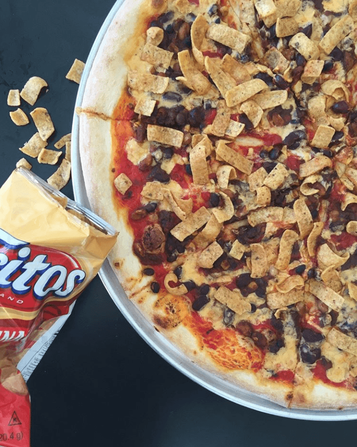 Y si hay de 'Hot Cheetos', también tiene que haber de
<b>'Fritos'. </b>Aquí vemos una extravagante pizza cargada de estas frituras, chilli y otros ingredientes.