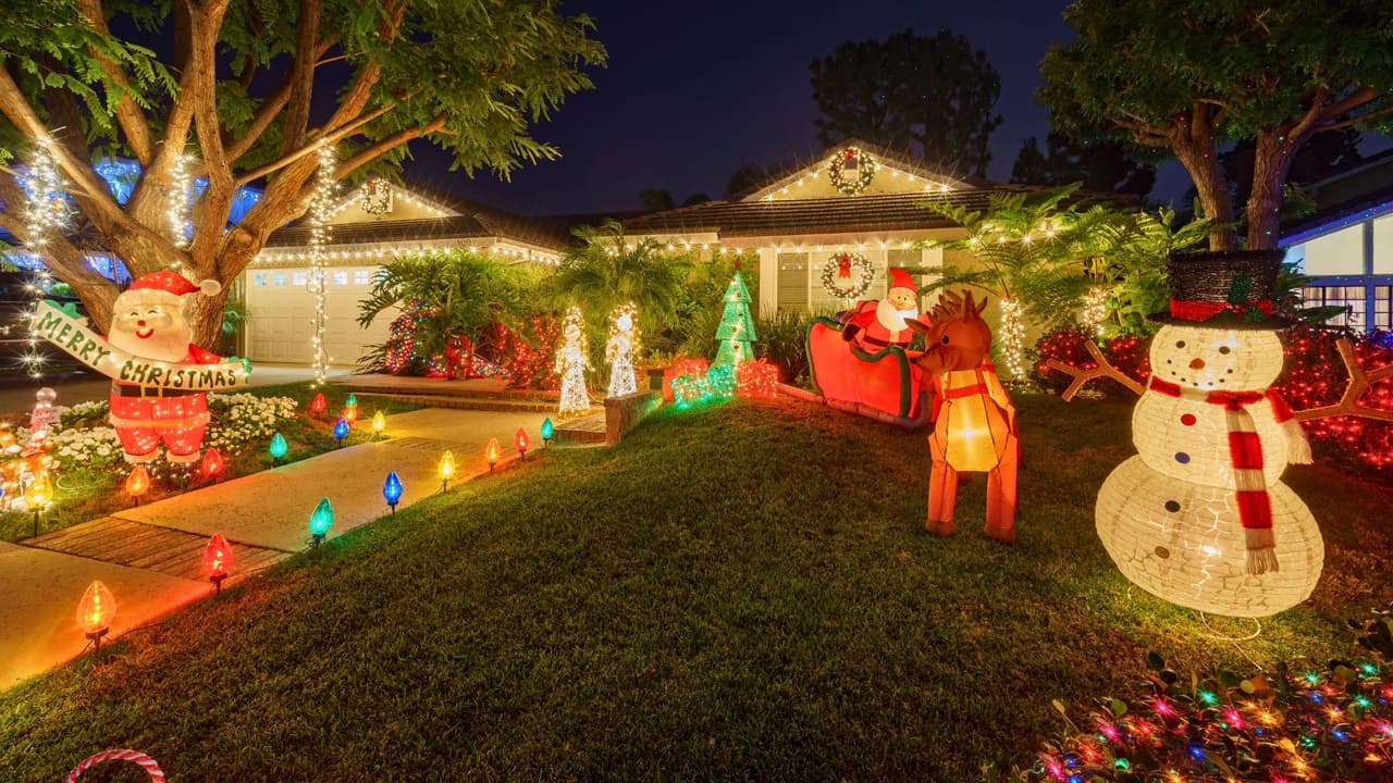 Las 
<b>luces en Interlochen</b>, una de las tradiciones navideñas más grandes y largas en el norte de Texas, están de vuelta para la temporada 2024. Cada año, más de 200 propietarios de viviendas en este vecindario al noroeste de Arlington celebran la temporada adornando sus hogares con luces festivas y exhibiciones temáticas.
<br>
<b>¡La entrada es gratuita! </b>🎉