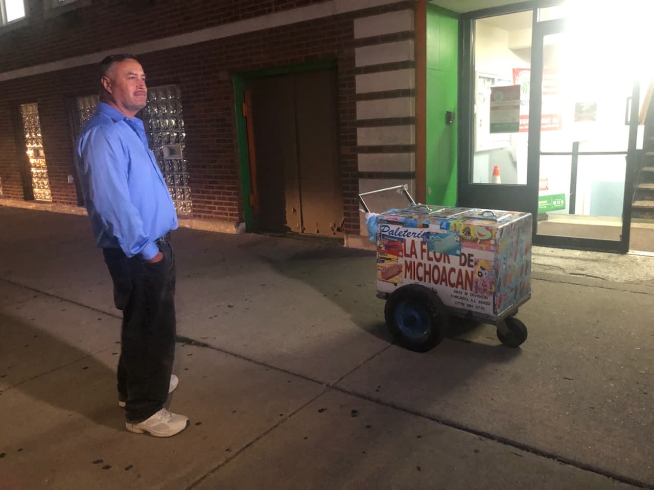 Don Lupe a las afueras del centro New Life, donde residentes le entregaron su carrito de paletas.