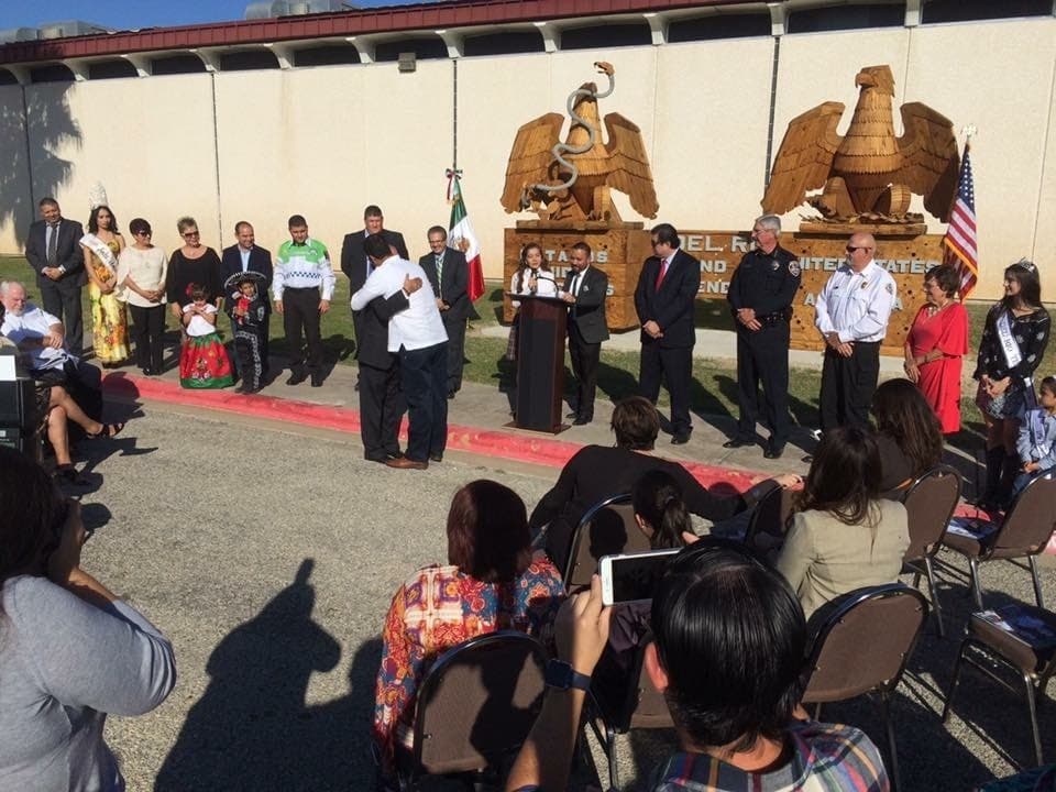 Ceremonia de la amistad en la frontera entre Del Rio, Texas, y Ciudad Acuña, México.