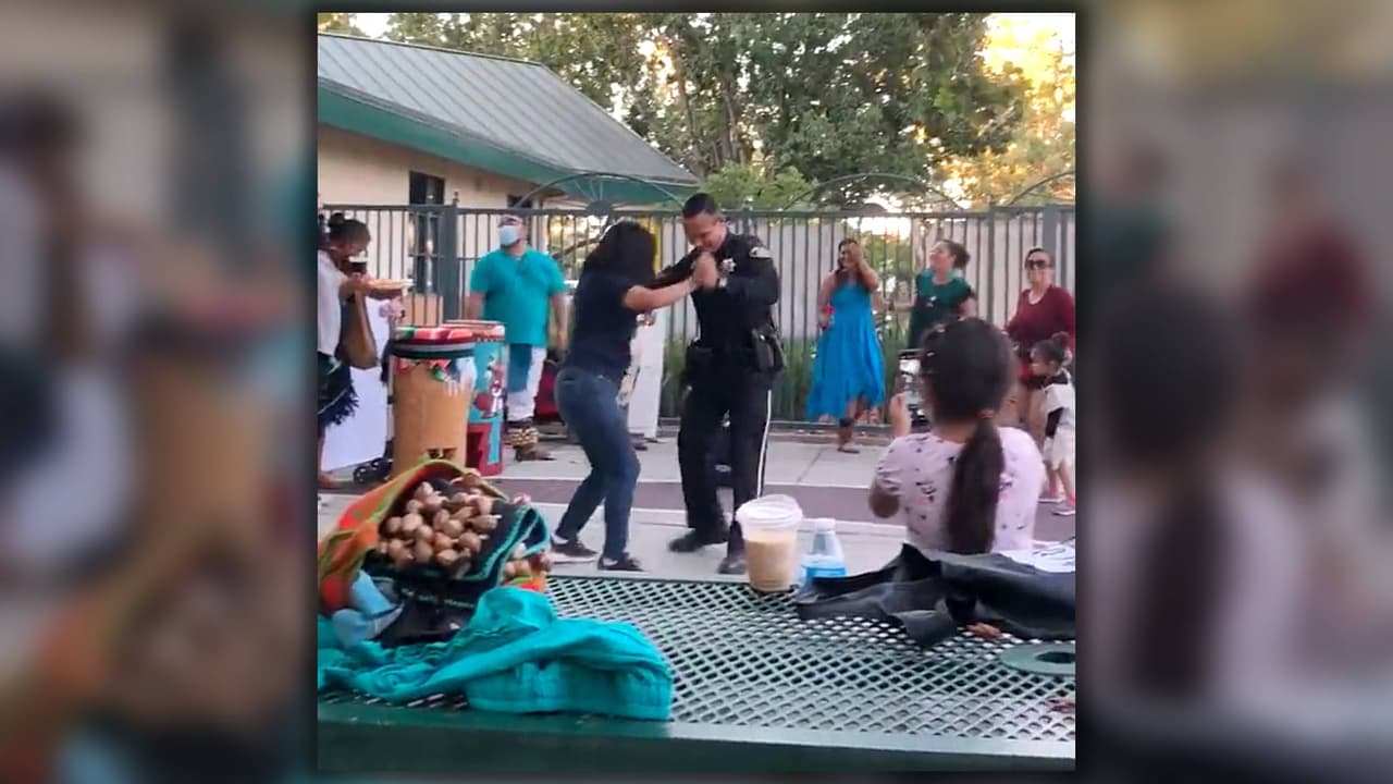 <b>Video. </b>El curioso momento ocurrió durante un evento de convivencia entre agencias del orden y miembros de la comunidad en San José.