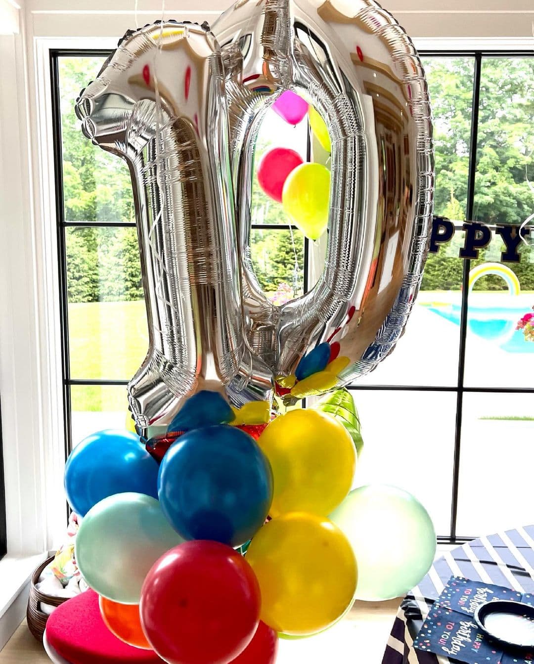 "Te amo tanto Matthew Alejandro. 
<b><a href="https://www.univision.com/famosos/los-hijos-de-thalia-terminaron-sus-grados-con-excelencia-y-lili-estefan-les-dejo-un-carinoso-mensaje-fotos">Llenas de sentido mi vida</a> y me inspiras a ser una mejor persona cada día</b>. Que papá Dios te bendiga hoy y siempre hijito de mi corazón. Feliz cumpleaños mi Matt", finalizó.
<br>