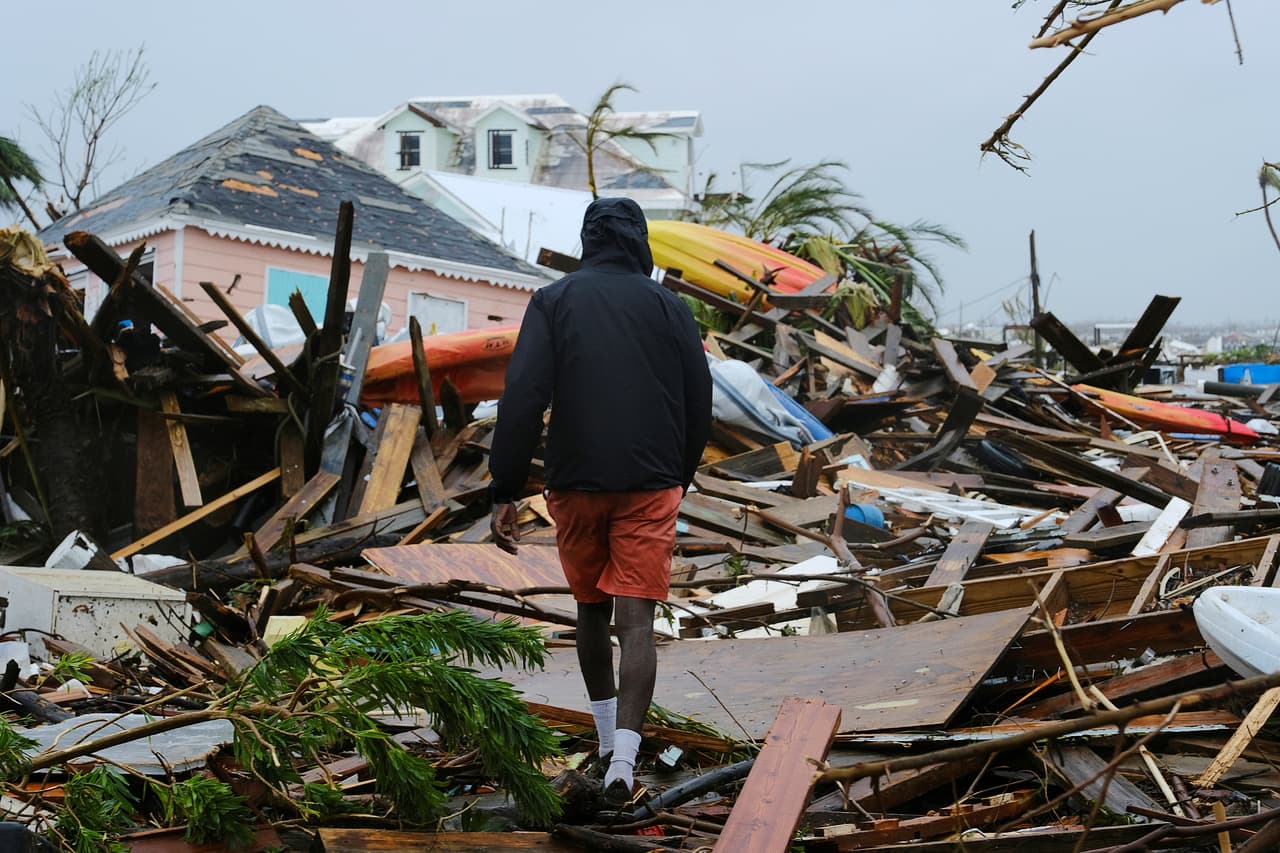 Un hombre camina sobre las ruinas que dejó a su paso el huracán Dorian en Abaco, las Bahamas. A partir de mañana comenzará a llegar la ayuda internacional del Reino Unido, Jamaica y de otros países vecinos, además de Estados Unidos y Canadá, en los próximos días, dijo el primer ministro Hubert Minnis.