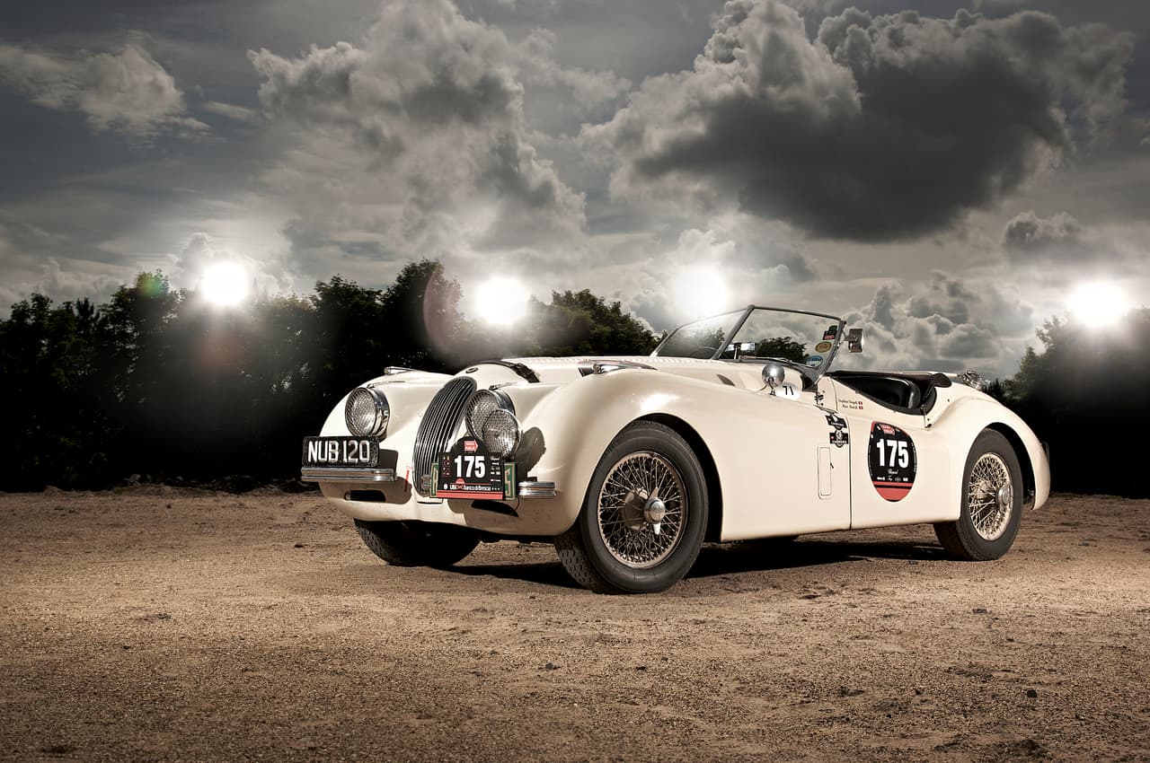 <b>Jaguar XK120</b>
<br>Año: 1949
<br>Velocidad máxima: 124.6 mph (200.5 km/h)
<br>0-60 mph: 10 segundos
<br>Motor: seis cilindros en línea y 3.4 litros
<br>Potencia: 162 HP
<br>Precio original: 3,945 dólares