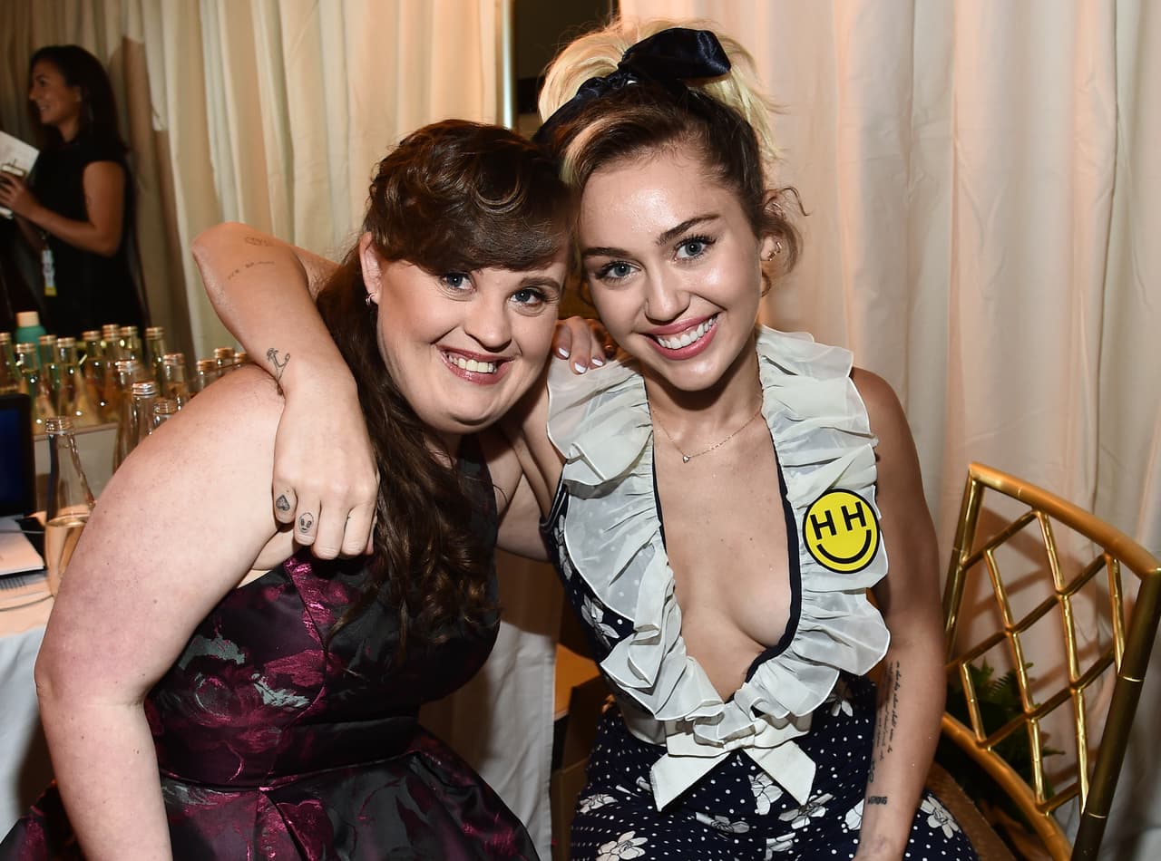 Miley Cyrus con la actriz Jamie Brewer.
