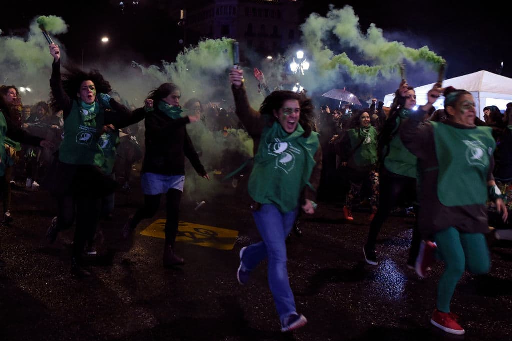 "Nos reconocemos en los pañuelos verdes que desde hace 13 años son el signo de la lucha por el derecho al aborto legal que, ahora mismo, por presión de la calle, por la capacidad del feminismo de darle cuerpo y sentido a esta demanda, está muy cerca de ser debatido y esperamos que sea aprobado en el Congreso de la Nación, mientras la discusión no para de profundizarse en los barrios, las casas y las escuelas", dice el comunicado oficial del colectivo feminista.