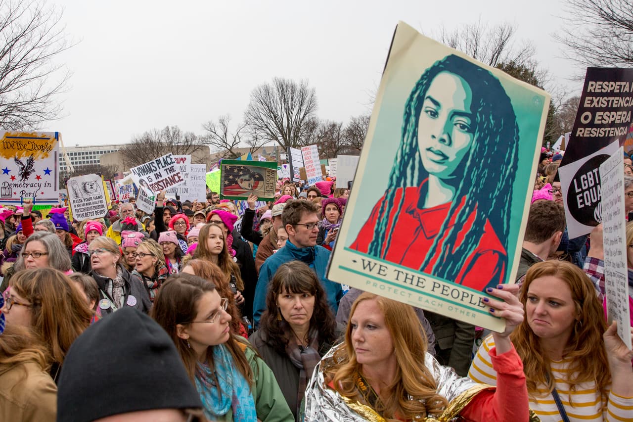 Algunos de los mensajes de las pancartas: "Mi cuerpo, mi elección", "Sonríe a tus hermanos y hermanas", "Derechos igualitarios para todos", "La ciencia pesa más que las opiniones".