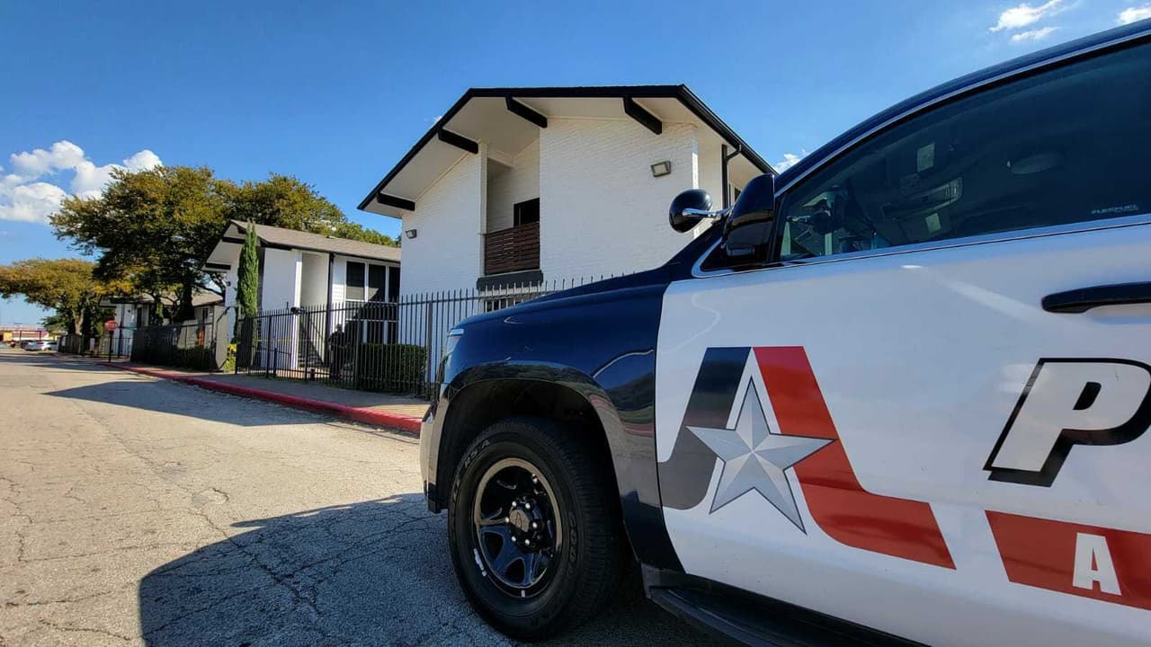 Policía investiga tiroteo en Arlington que dejó dos heridos 