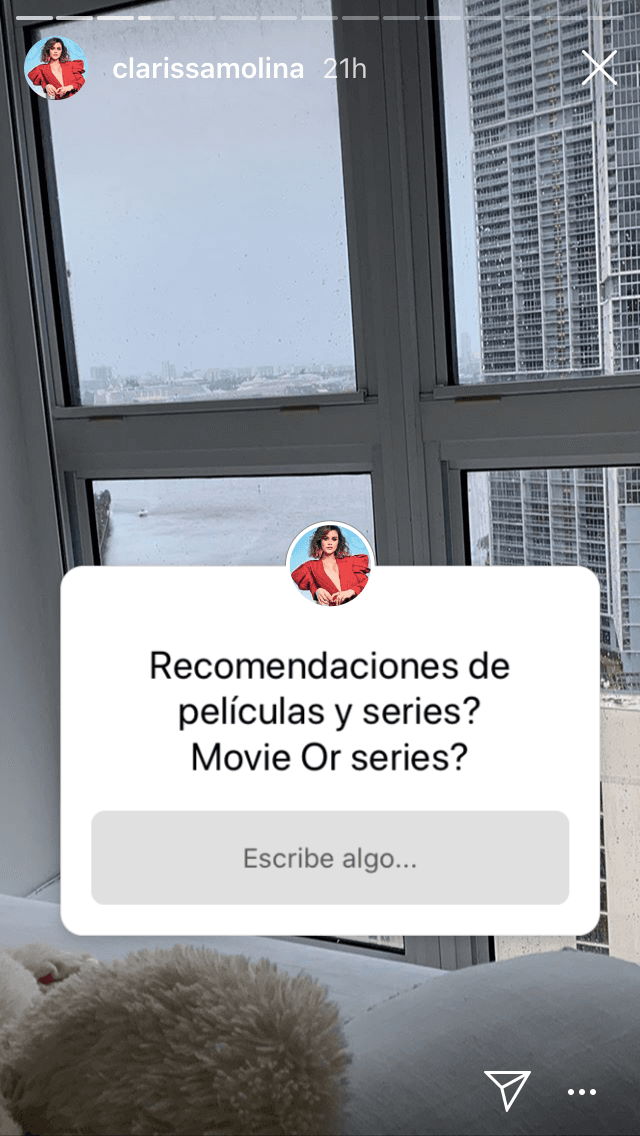 Durante este fin de semana pidió a sus seguidores que le hicieran recomendaciones de series de televisión o películas para ver en casa mientras deja que 
<b><a href="https://www.univision.com/shows/el-gordo-y-la-flaca/no-quiere-asustar-a-nadie-raul-detalla-como-clarissa-molina-esta-sobreviviendo-el-coronavirus-video" target="_blank">el covid-19 salga de su cuerpo. </a></b>
<br>