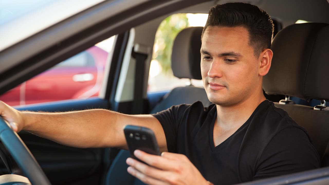 Dale la bienvenida al E-DUI: el ticket por manejar bajo la influencia de un aparato electrónico