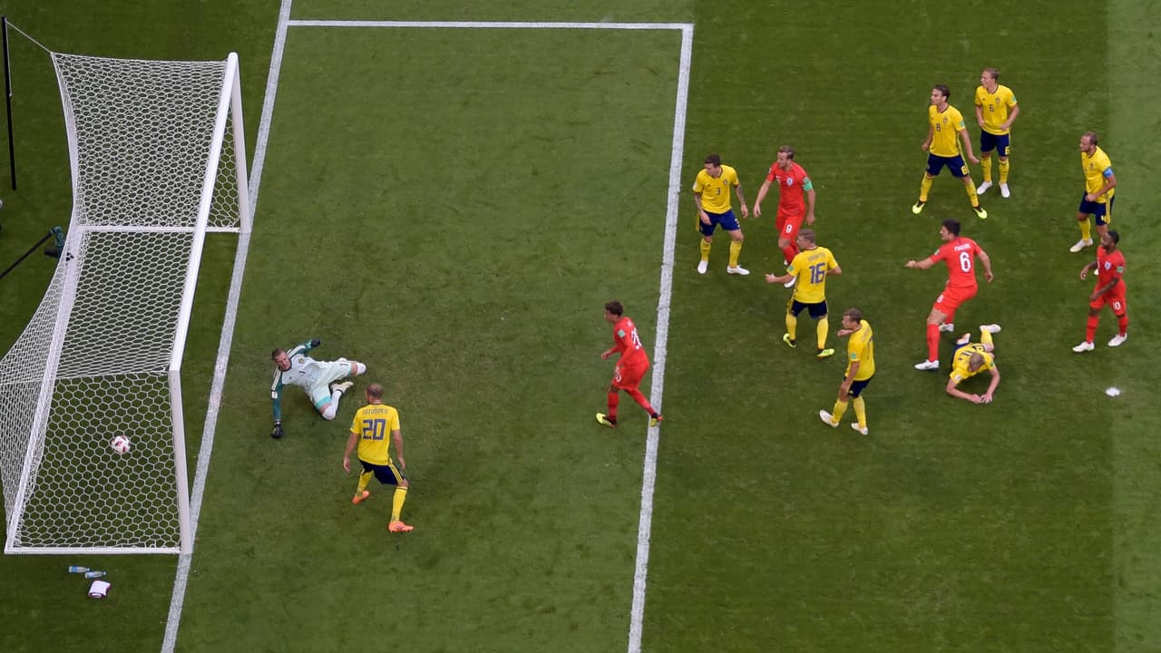 Con este gol de cabeza Harry Maguire tiene a Inglaterra ganando a Suecia en la primera mitad