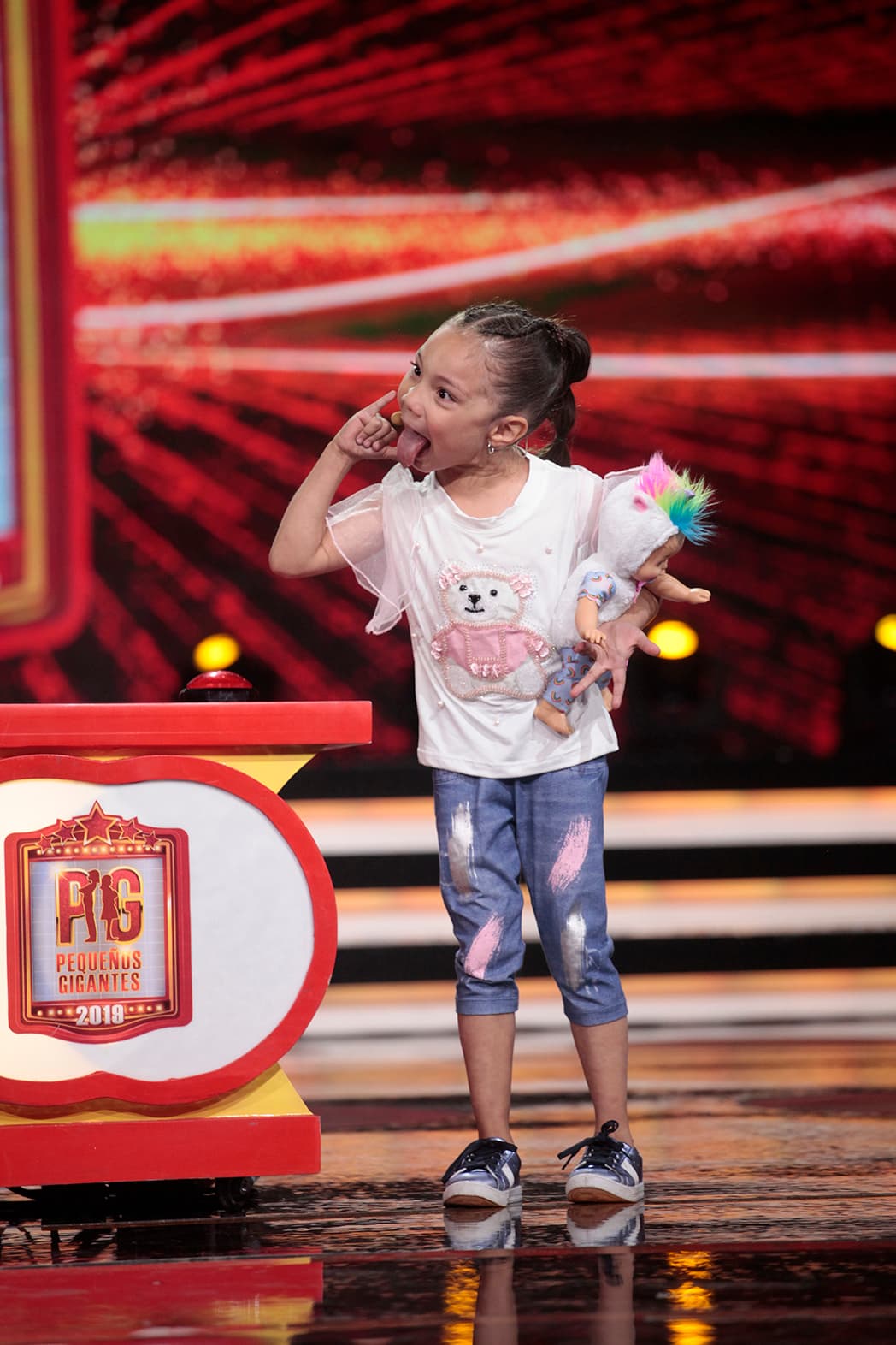 Galilea no pudo con esa respuesta y de inmediato le reclamó: "Mira, chamaca, bullying el que me haces tú a mí". La conductora solo acertó a decir: "Estos niños de ahora".