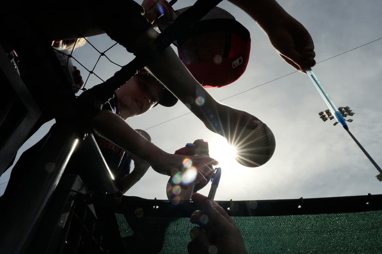 Calor extremo durante partido de los Guardianes de Cleveland y los Diamondbacks de Arizona, en Goodyear, Arizona. (AP Foto/Chris Carlson)