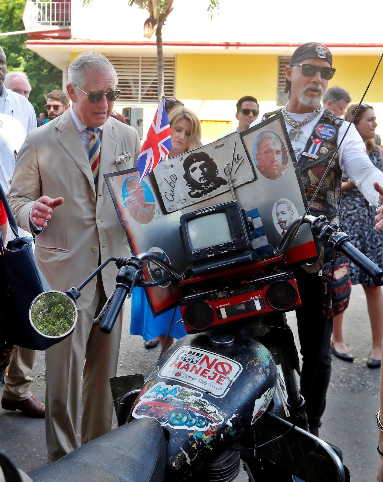 Carlos de Gales conversó con propietarios de motos clásicas de fabricación inglesa durante una muestra de autos antiguos en La Habana. Su visita ha sido bienvenida en la isla, que ha visto una reducción en viajes de alto perfil desde que el Papa Francisco, el expresidente de Estados Unidos Barack Obama y los Rolling Stones aterrizaron en La Habana hace unos años.
<br>