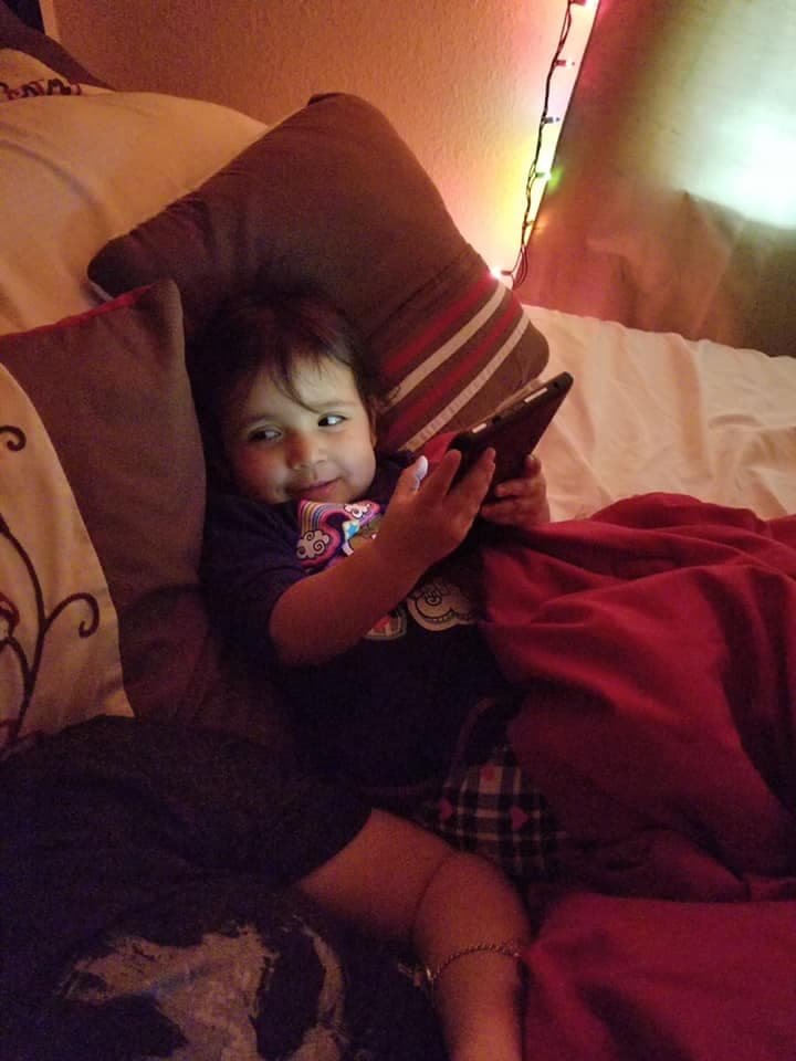 Los acusados se culpan mutuamente como responsables de someter a la niña a diversos tipos de maltrato infantil. 
<br>
<br>Por una lado, la mujer dice que su pareja 
<b>le metió en la boca heces de perro a la menor</b>, así como una 
<b>media con orín.</b> También le señala como el responsable de 
<b>arrancarle dos dientes y pegarle con un cinturón y sortijas. </b>