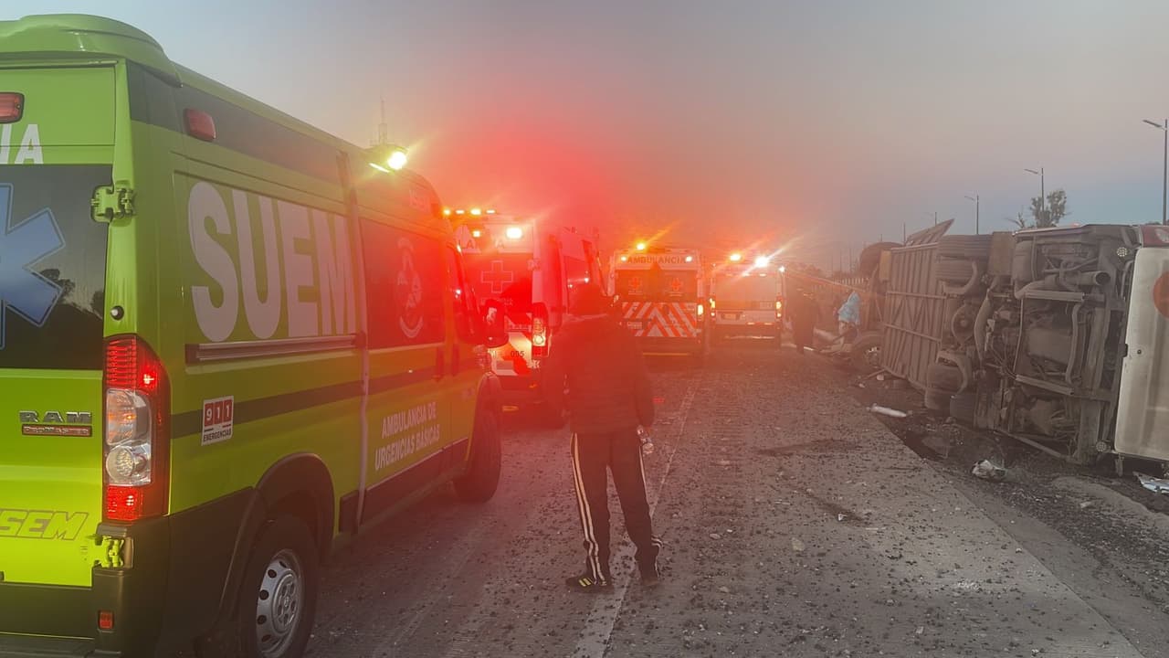 Al menos tres muertos y más de 20 heridos por la volcadura de un autobús de peregrinos en México