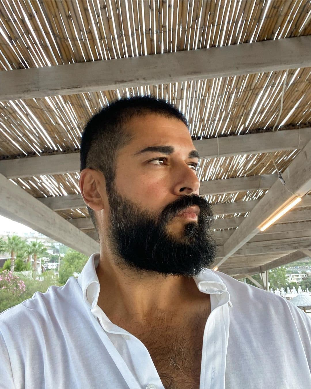 Tras las afectaciones, los actores decidieron
<b>vender la propiedad y recientemente adquirieron otra</b> en una zona cercana a Gümüşlük.
<br>