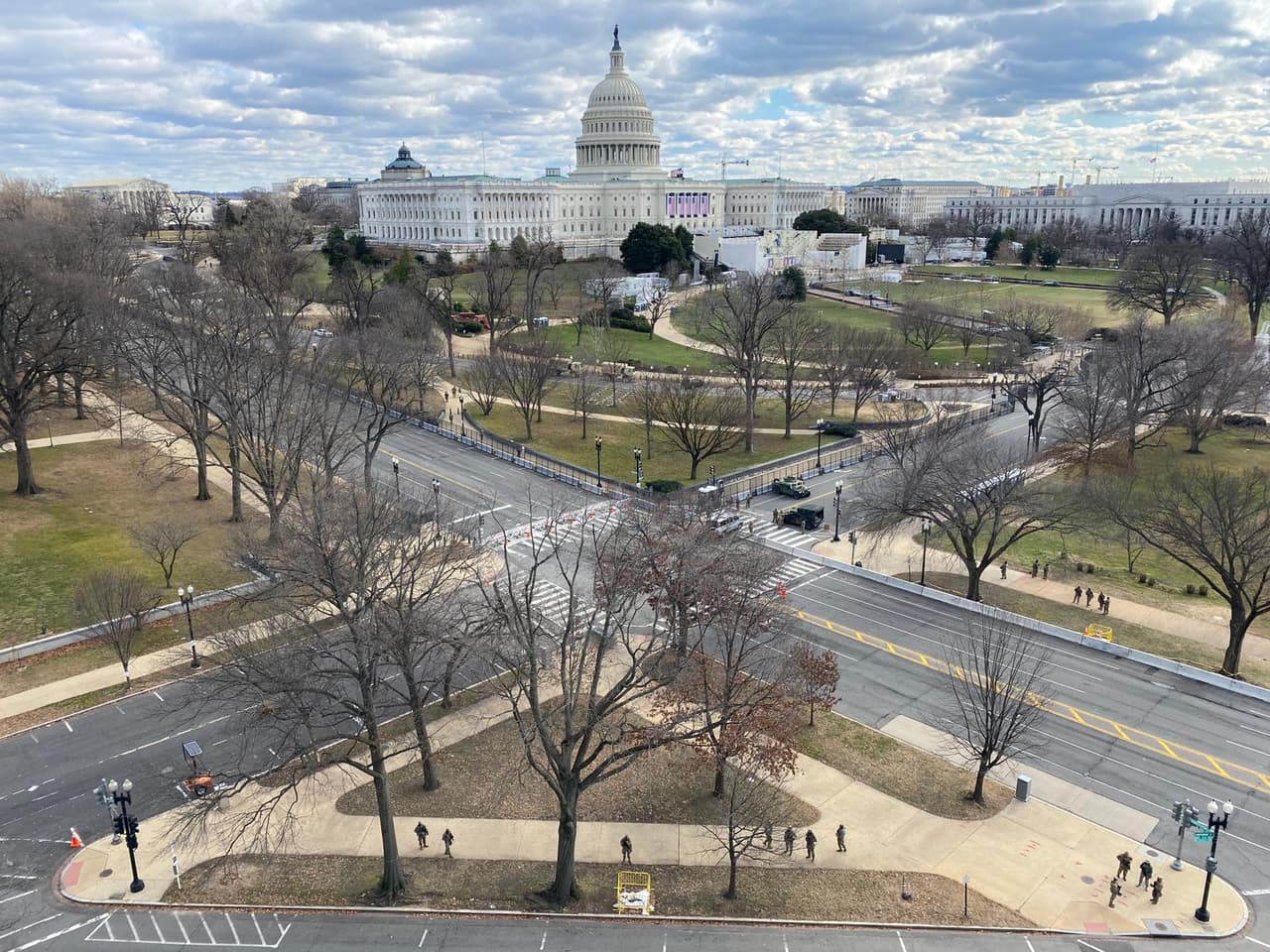 La avenida Constitución, por donde desfilan los nuevos presidentes después de juramentar, se ha convertido en una fortaleza militar.
<br>