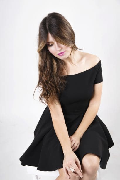 Tocarte las piernas: Si durante el movimiento de cruzar las piernas, tocas un poquito de piel, también los harás arder en deseo, aunque se trate de un muy discreto gesto.