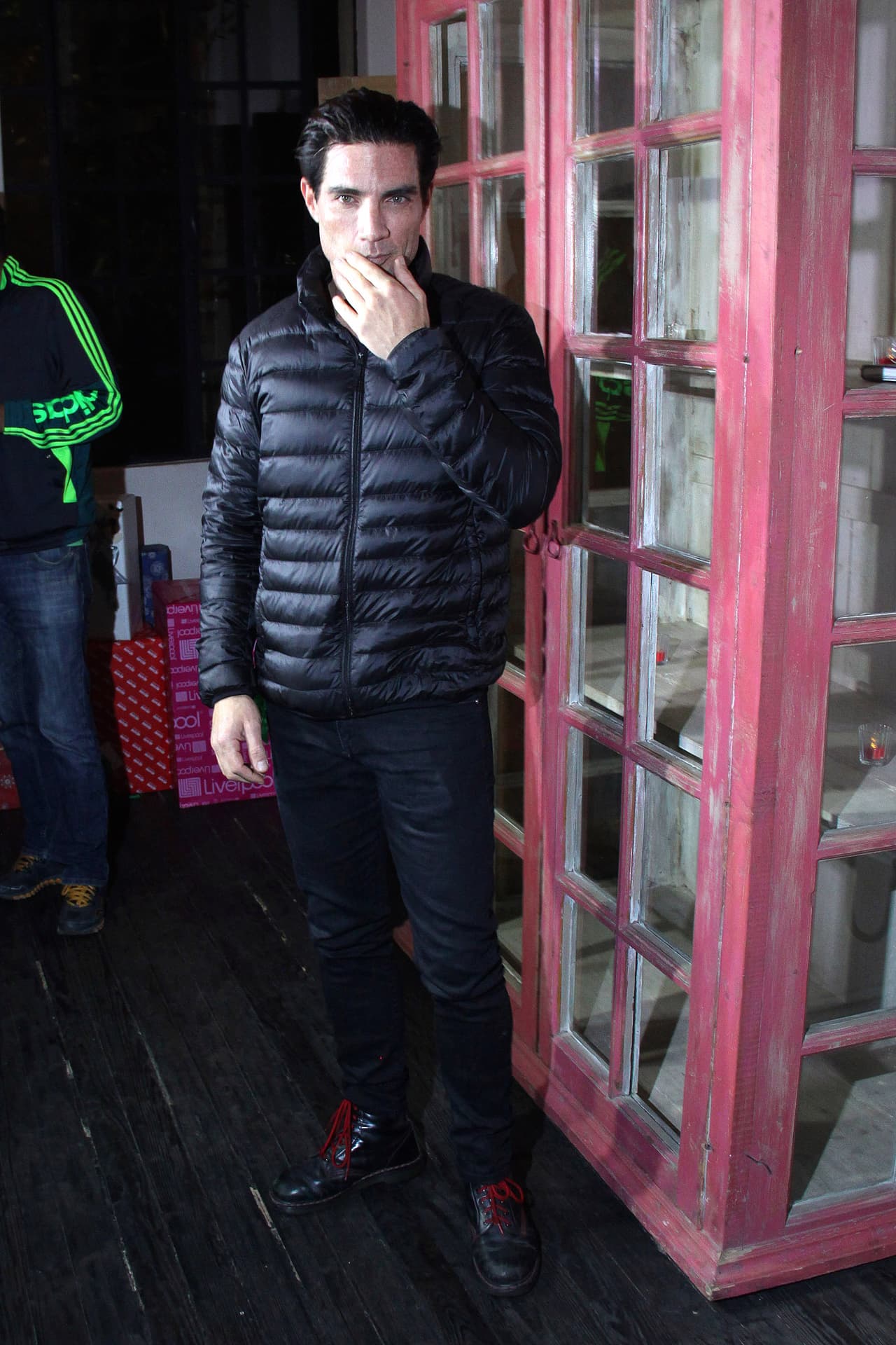 Este galán mexicano nació el 10 de septiembre de 1973 en el estado de Querétaro, su nombre completo es Víctor Manuel González Reynoso.