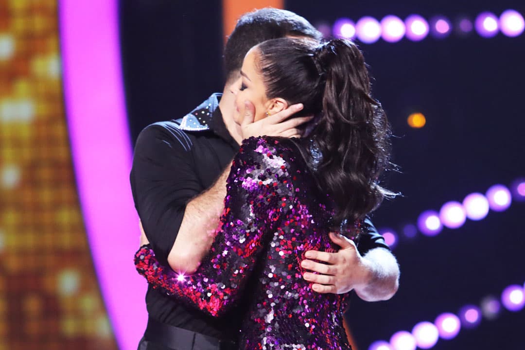 Alejandro se apresuró a felicitarla, a pesar de saber que sería él quien tendría que enfrentarse a la eliminación.