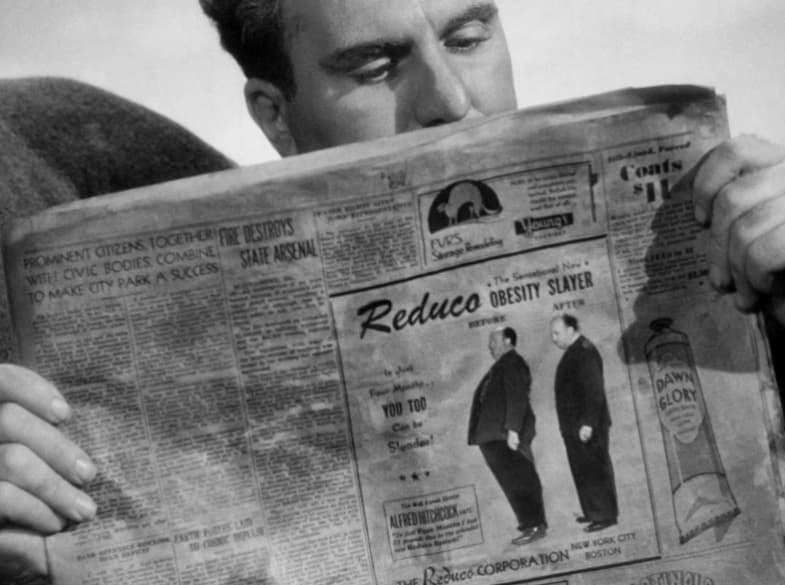 En su película 'Náugrafos' de 1944, Hitchcock se inmortalizó al salir de pefil en un anuncio para bajar de peso que estaba impreso en el periódico.