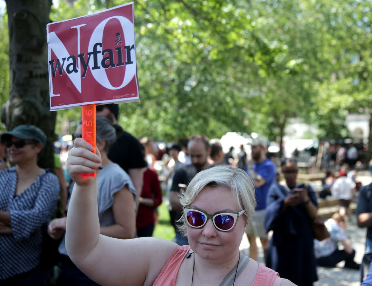 Según el diario The Boston Globe, la gerencia de Wayfair rechazó las demandas de los empleados en una nota interna. "También creemos en la importancia de respetar la diversidad de pensamiento dentro de nuestra organización y en toda nuestra base de clientes", se lee en la carta sin firmar, citada por el diario y publicada en
<a href="https://twitter.com/wayfairwalkout"><u>@Wayfairwalkout</u></a>.