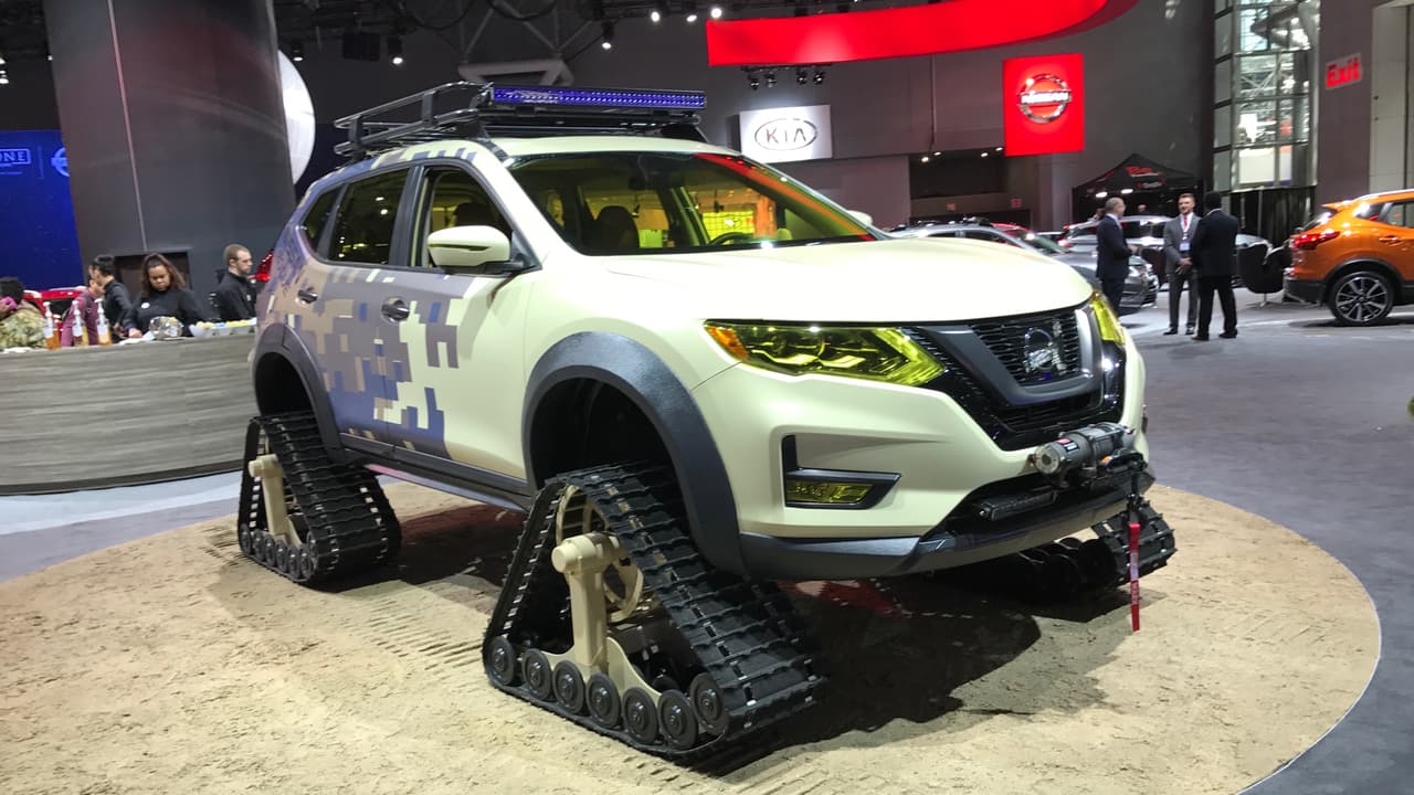 Muy pocas personas en el mundo tendrá alguna vez necesidad de adquirir un modelo como este pero factor 'cool' es impresionante y por eso se los mostramos. Por cierto, su nombre es 
<b><a href="http://www.univision.com/noticias/nissan/nissan-lleva-al-auto-show-de-nueva-york-la-rogue-trail-warrior-project-especial-para-nieve-y-arena" target="_blank">Nissan Rogue Trail Warrior Project</a></b>.