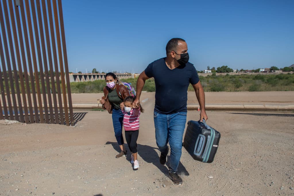 <b>Cuba.</b> Una familia cubana cruza a Estados Unidos en un tramo de Yuma, Arizona, donde no hay borde fronterizo, en mayo de 2021. Los migrantes de este país caribeño se han mantenido desde 2019 como
<b> los terceros que más solicitudes de refugio han hecho en México.</b> El número ha venido en descenso: de 8,686 solicitudes en 2019 apenas lleva 3,769 en lo que va de 2021.