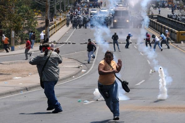 Algunos miembros del Frente Nacional de Resistencia Popular (FNRP) bloquearon las carreteras de Honduras con el fin de pedir el regreso al país del ex presidente Manuel Zelaya.