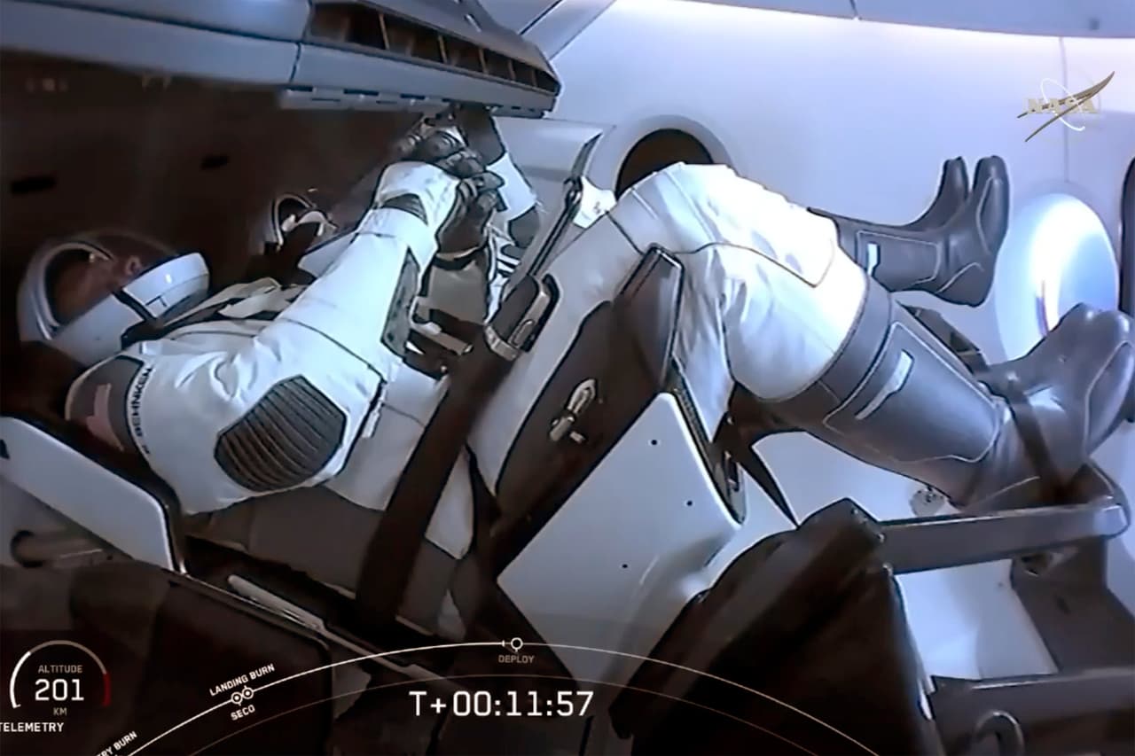 Hurley y Behnken dentro de la cápsula Dragon, viajando a casi 27,000 kilómetros por hora y a una altura de 201 kilómetros de la superficie de La Tierra.